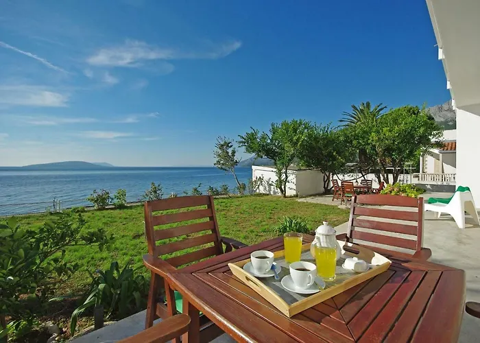 Beachfront شقة *